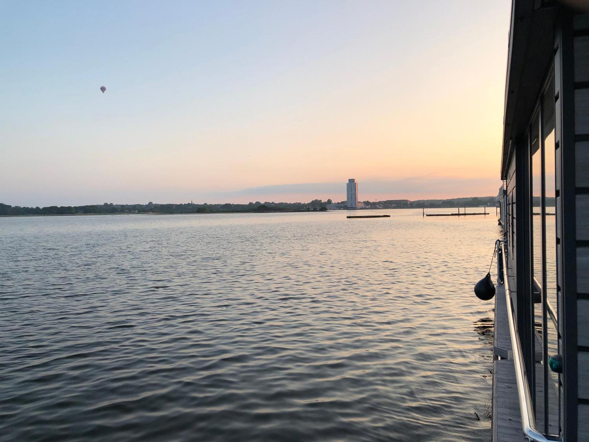 Botel Hausboot Fjord Nordstern Mit Dachterrasse In Schleswig
